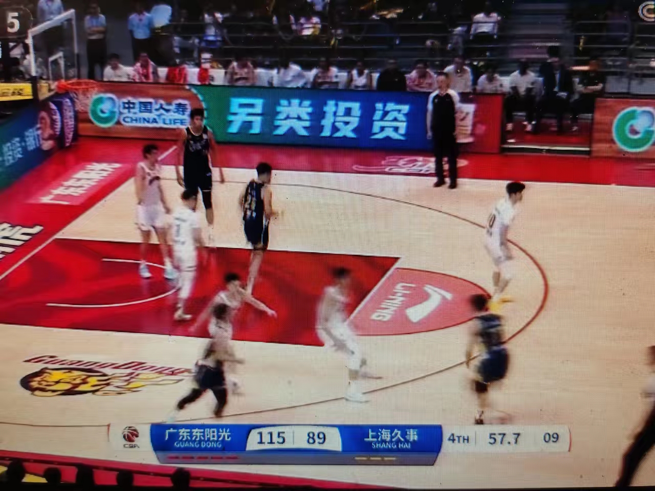 上海队成功防守，战胜强大对手